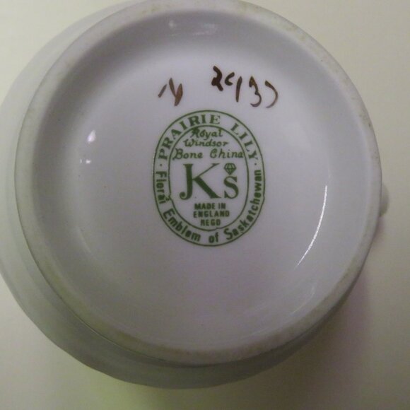 Royal Windsor Creamer Prairie LILY Saskatchewan Floral Emblem (DK673) - Picture 6 of 7